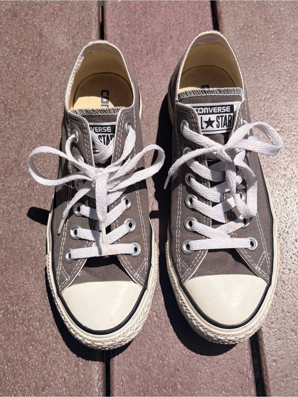 Converse Chuck Taylor Low Top Sneakers | Gray and White | Women’s 7, Men’s 5